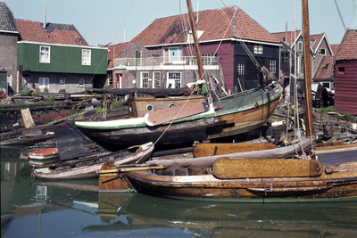 852330 Gezicht op de scheepswerf aan de Oude Haven te Spakenburg.